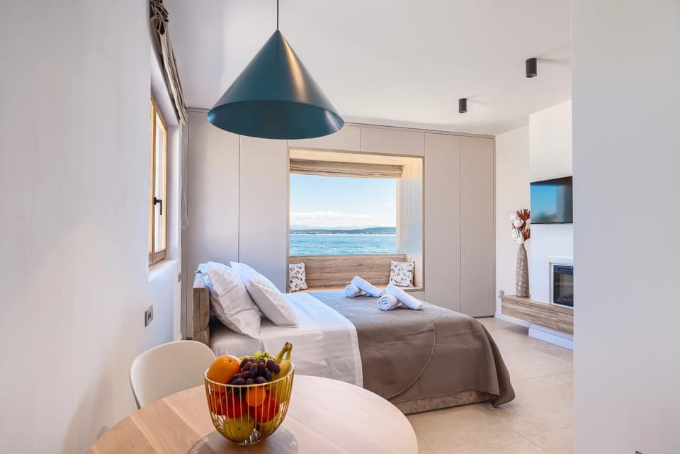 Bed, Natural landscape, TV and multimedia, Photo of the whole room, Seating area, Bedroom, Sea view