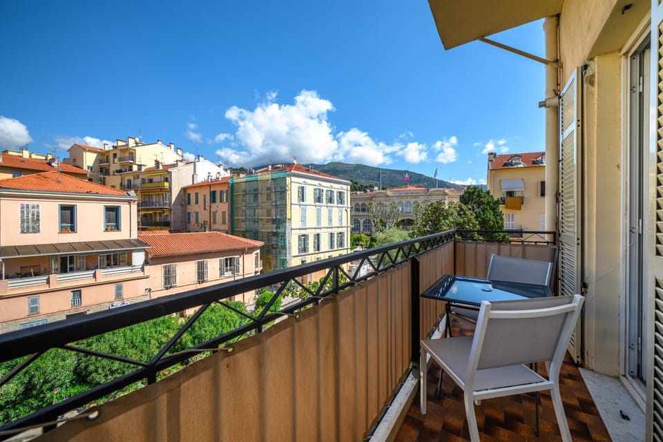 Le Botta, spacieux appartement famillial, centre ville de Menton, jardins Biovès, à 5 minutes de la mer Apartment in Menton