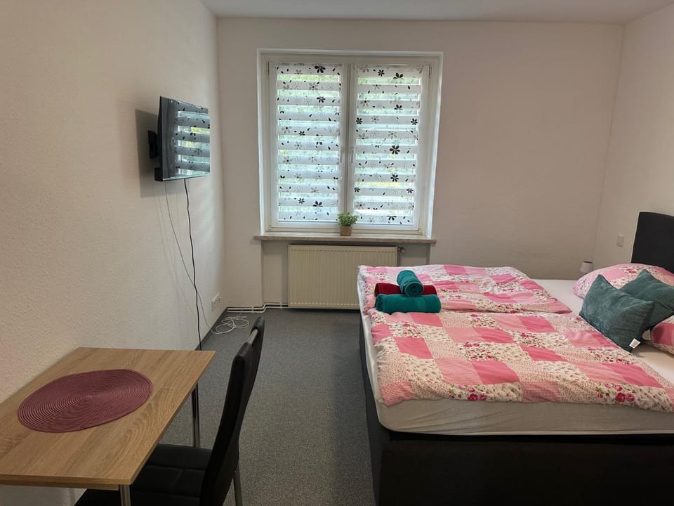 Communal lounge/ TV room, Bed, TV and multimedia, Photo of the whole room, Bedroom