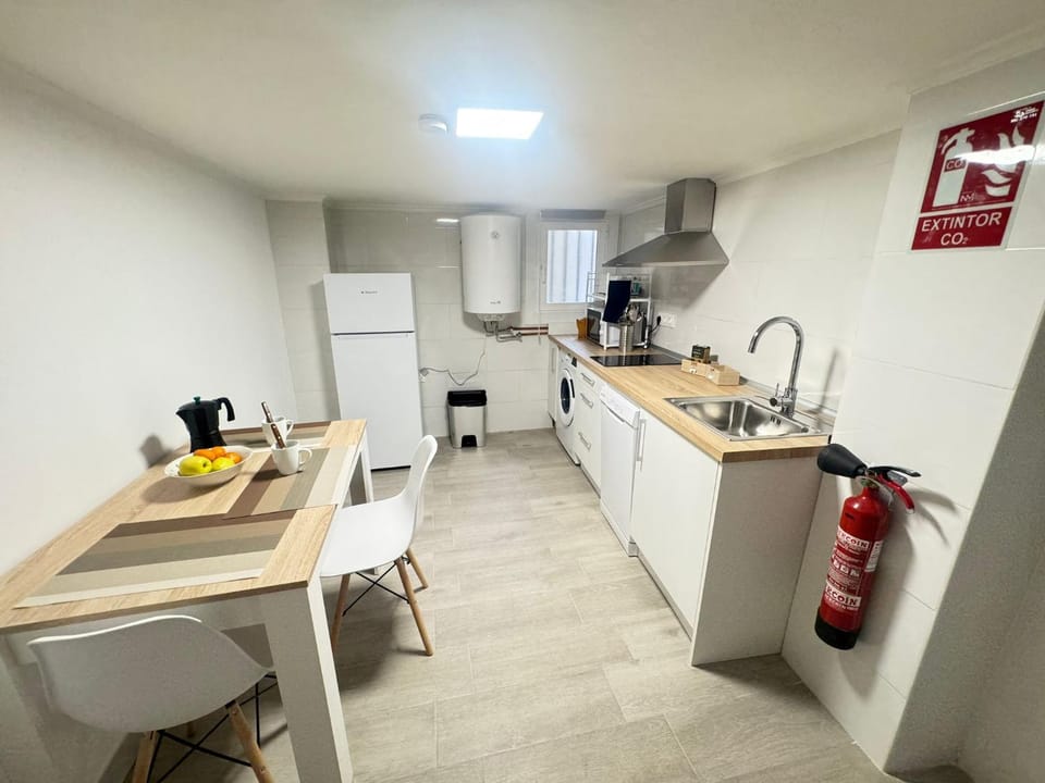 Coffee/tea facilities, Kitchen or kitchenette, Dining area
