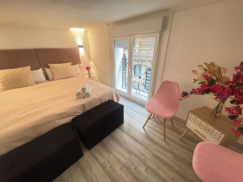 Photo of the whole room, Bedroom