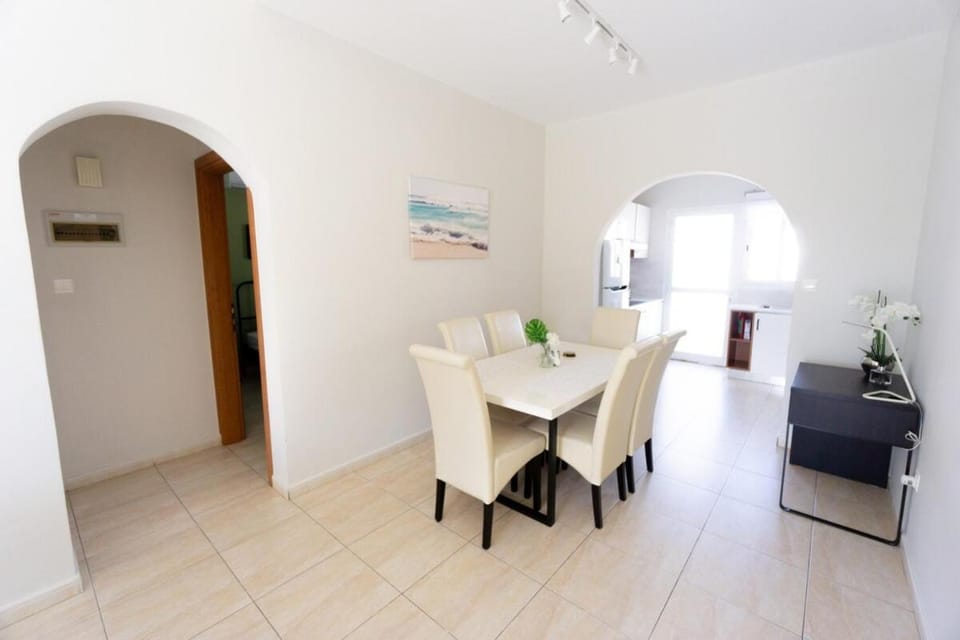 Large comfortable 2 bedroom apartment 200Mbps WiFi Apartment in Yeroskipou