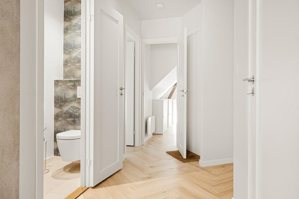 Toilet, Facade/entrance
