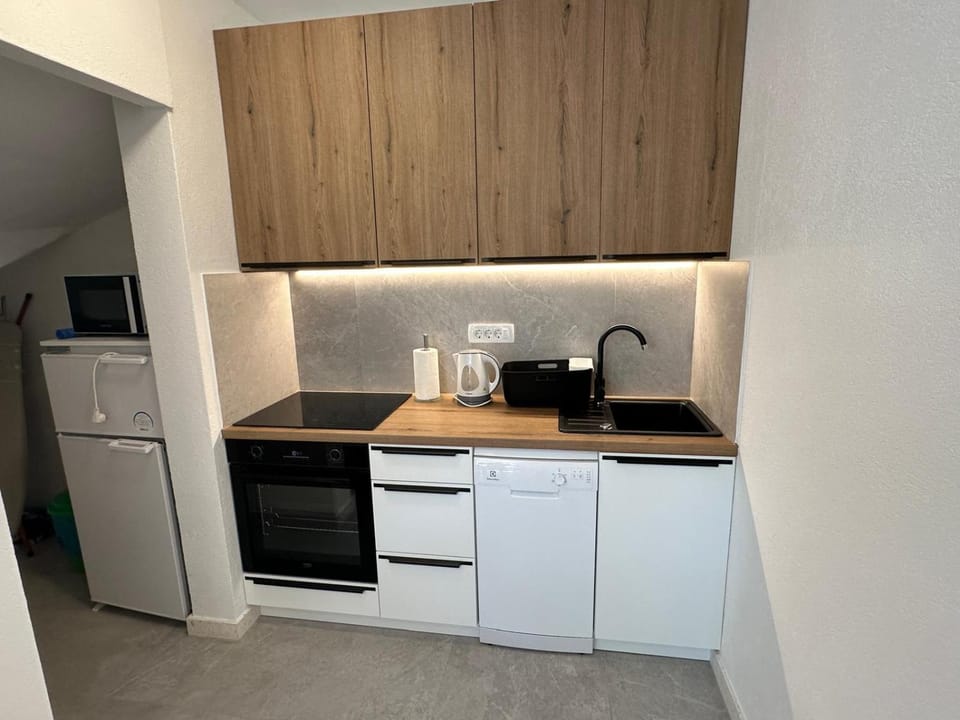 Kitchen or kitchenette, dishwasher