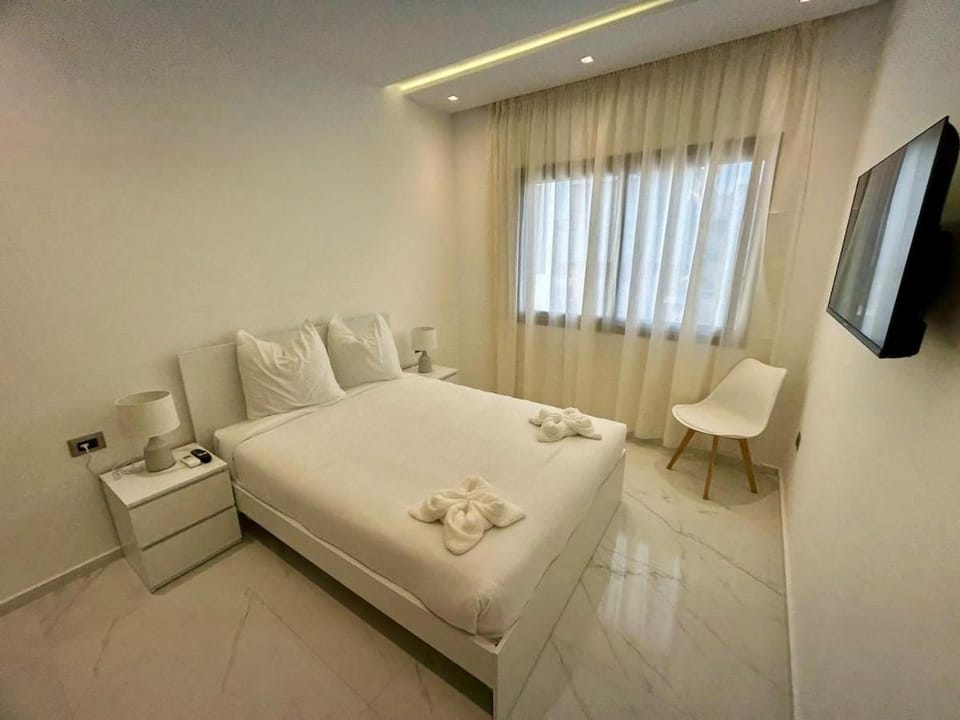 Bed, TV and multimedia, Bedroom, towels