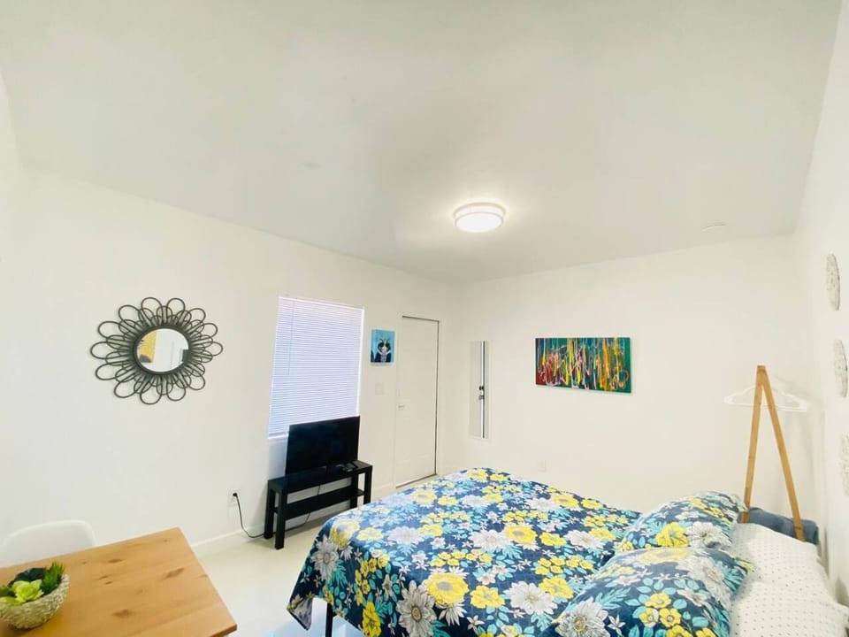 Budget Friendly Studio 1 block from Calle 8 Apartment in Coral Gables