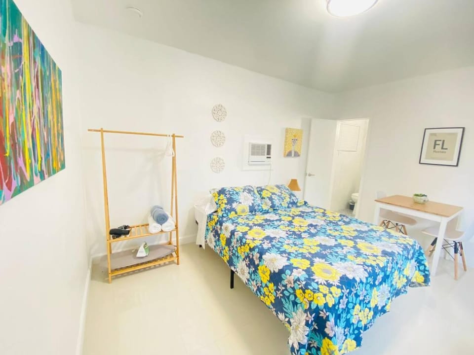 Budget Friendly Studio 1 block from Calle 8 Apartment in Coral Gables