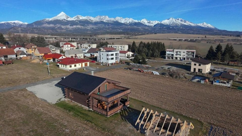 Property building, Day, Natural landscape, Bird's eye view, Location, Parking
