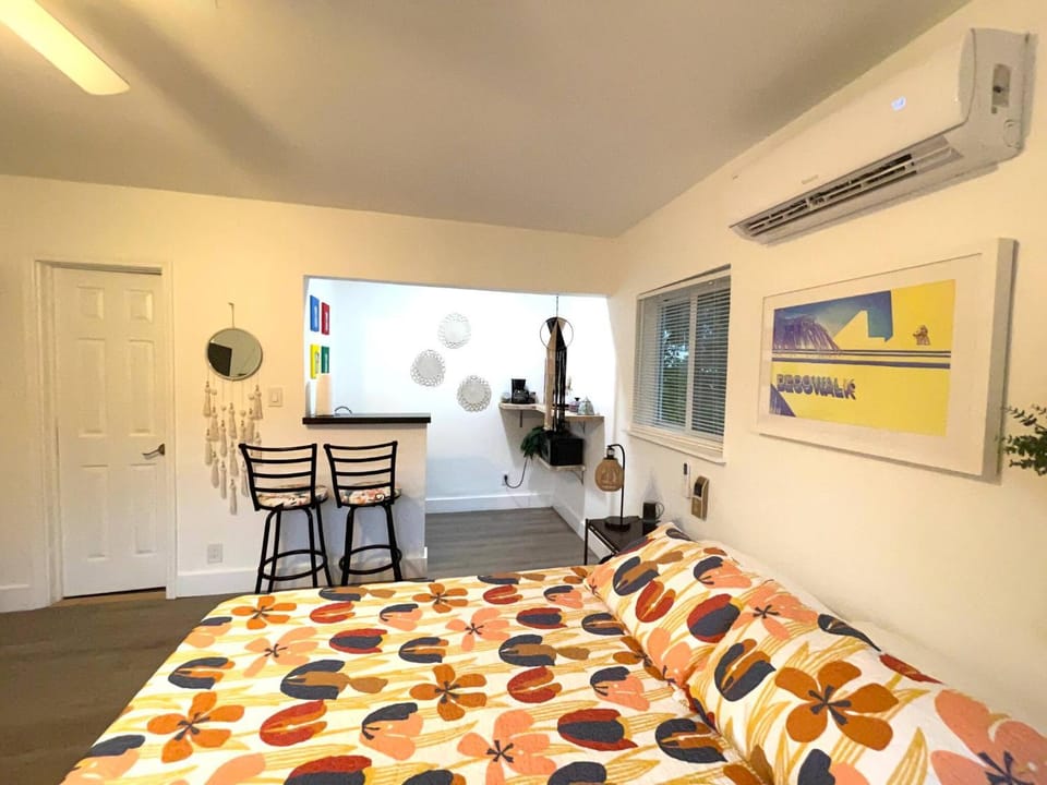 Property building, Neighbourhood, Decorative detail, Parking