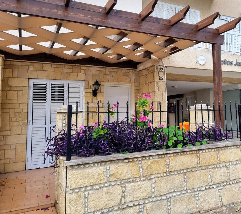 Property building, Garden, Balcony/Terrace