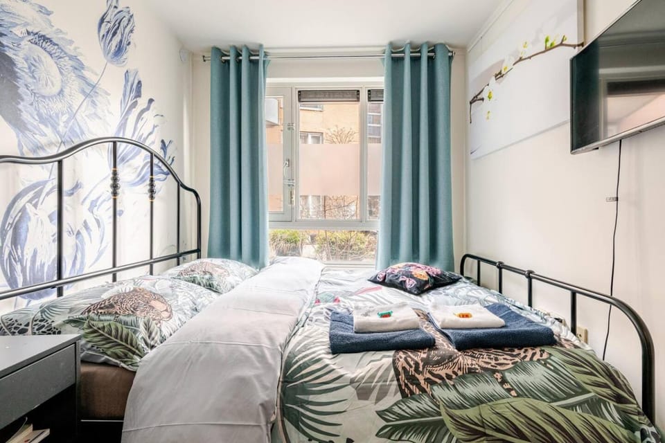 Bed, TV and multimedia, Bedroom, towels