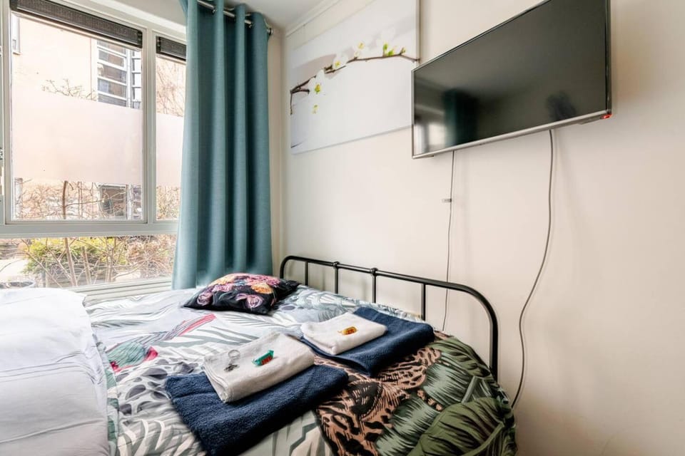 Bed, TV and multimedia, towels