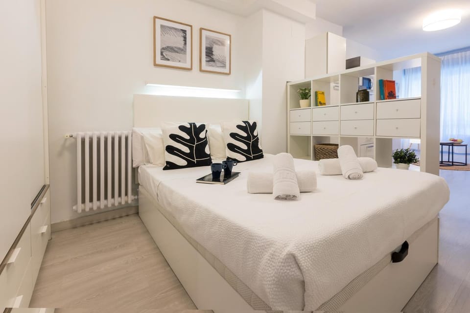 Bed, Photo of the whole room, Bedroom, towels