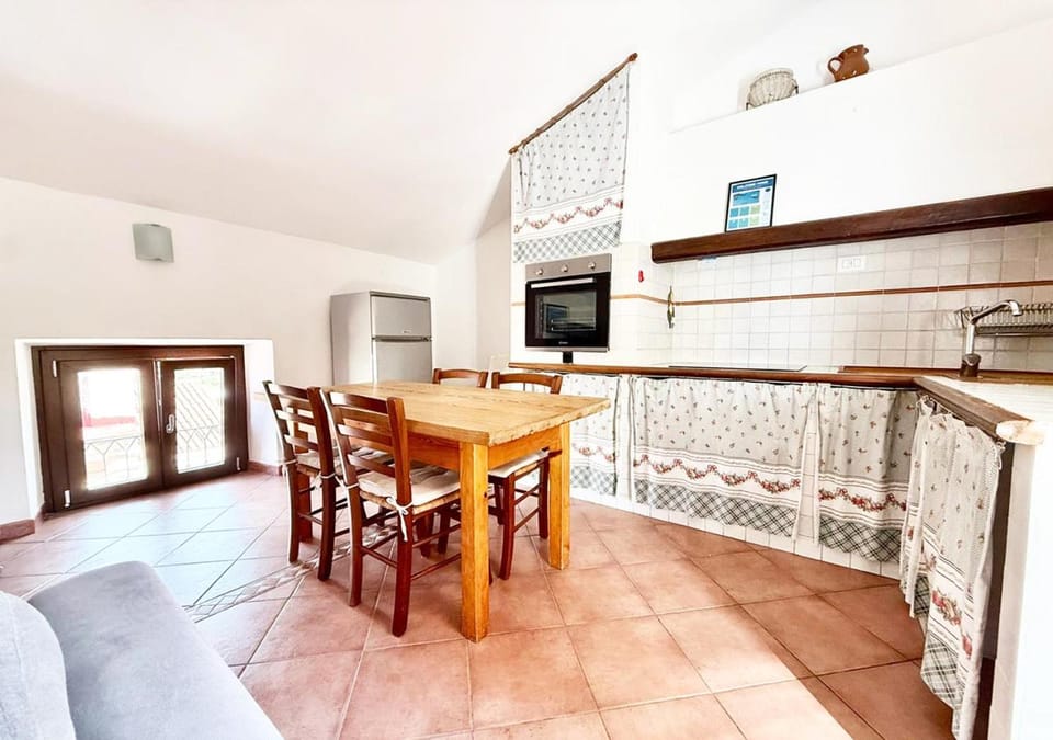 Kitchen or kitchenette, Living room, Seating area, Dining area, oven, stove