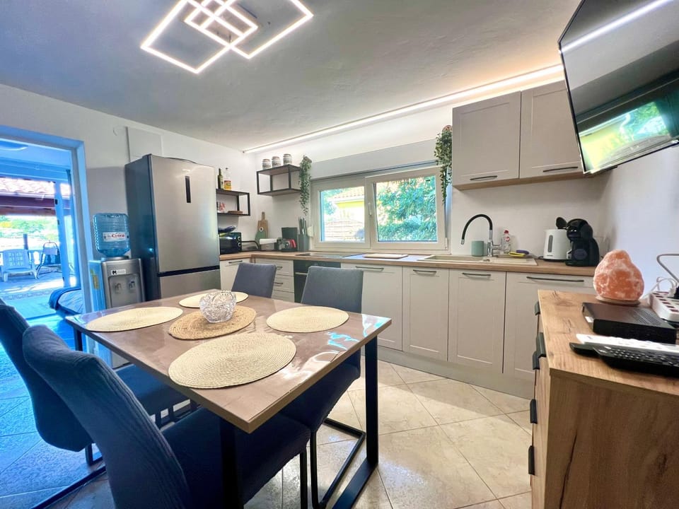 Kitchen or kitchenette, Dining area, dishwasher, minibar