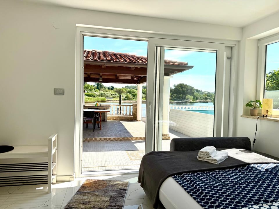 Property building, Day, View (from property/room), View (from property/room), Sea view, Sea view, Swimming pool, Sunrise