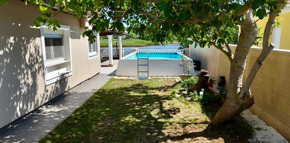 Property building, Garden, View (from property/room), Garden view, Garden view, Swimming pool, Parking