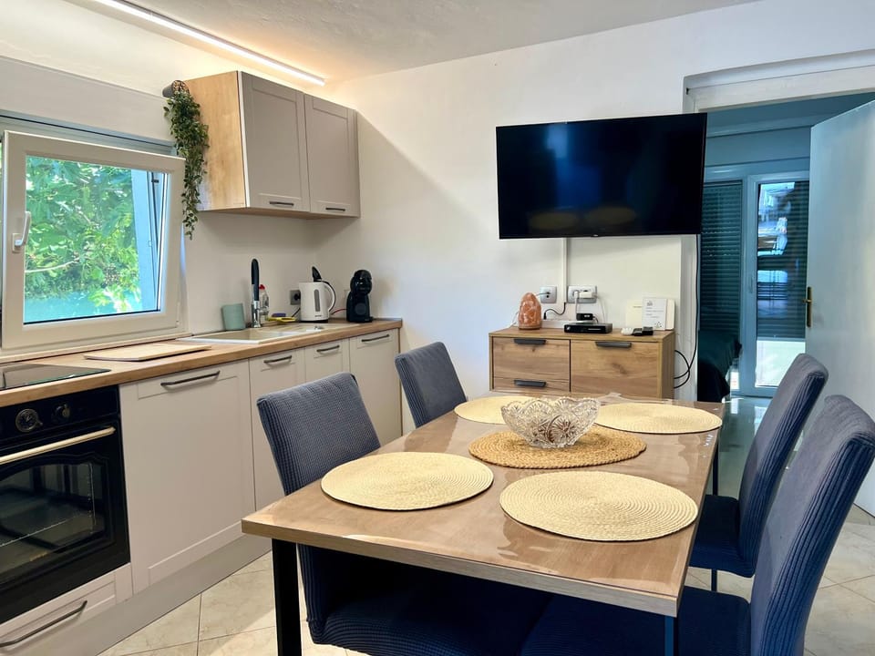 Coffee/tea facilities, Kitchen or kitchenette, Seating area, Dining area, minibar