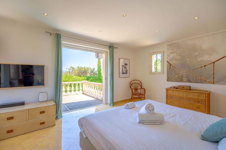 Villa La Perle l Pool & Terrace l Shellter Rentals Villa in Gassin