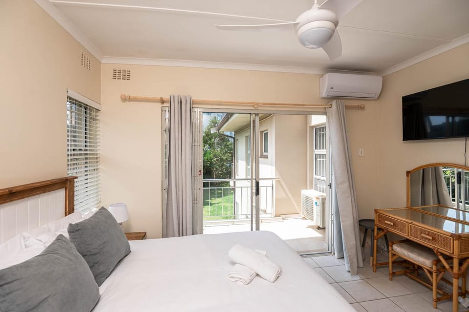 Bed, TV and multimedia, Balcony/Terrace, Bedroom