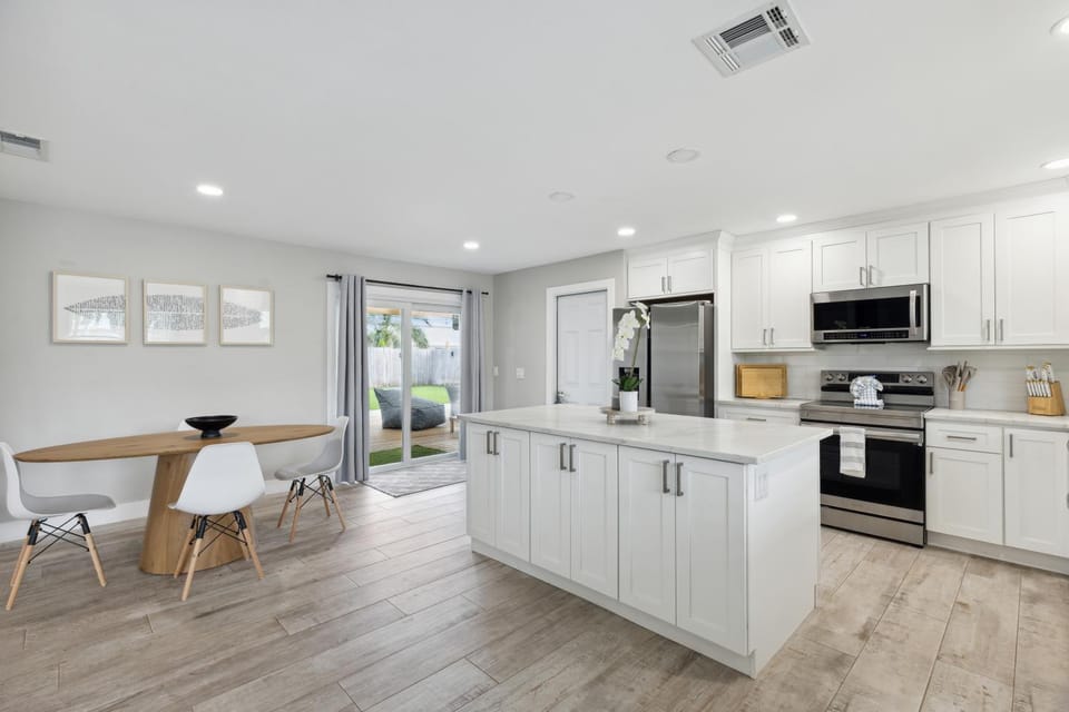 Kitchen or kitchenette, Dining area, microwave, oven, stove