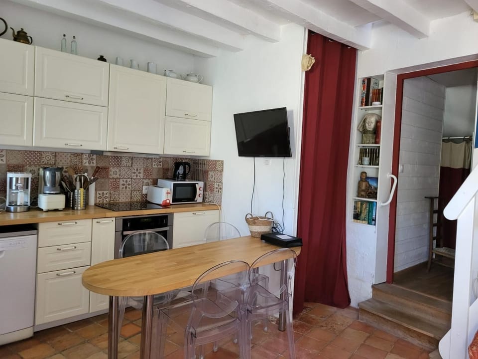 TV and multimedia, Coffee/tea facilities, Kitchen or kitchenette, Dining area, dishwasher, oven, toaster