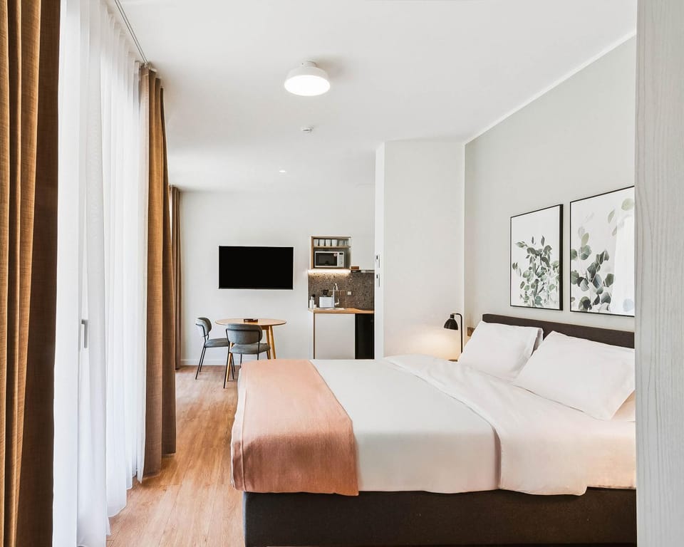 Bed, TV and multimedia, Kitchen or kitchenette, Photo of the whole room, Bedroom