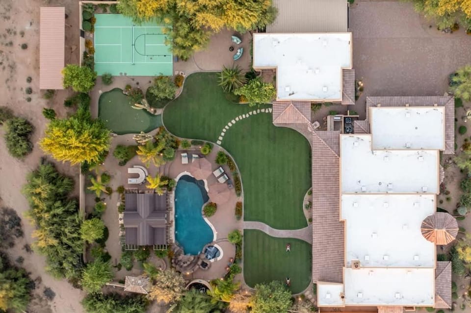 Property building, Bird's eye view, Garden, Street view