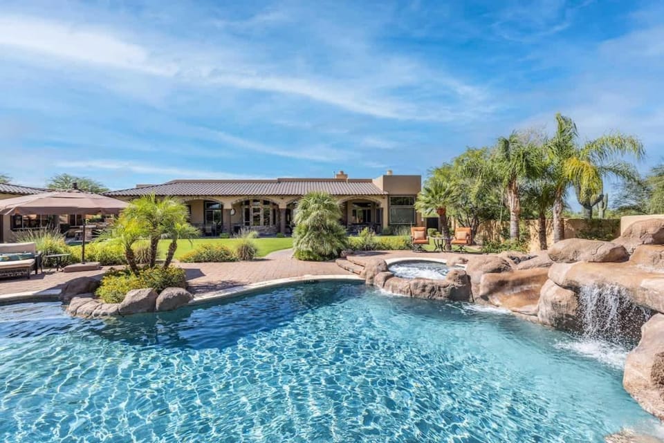 Property building, Day, Pool view, Swimming pool