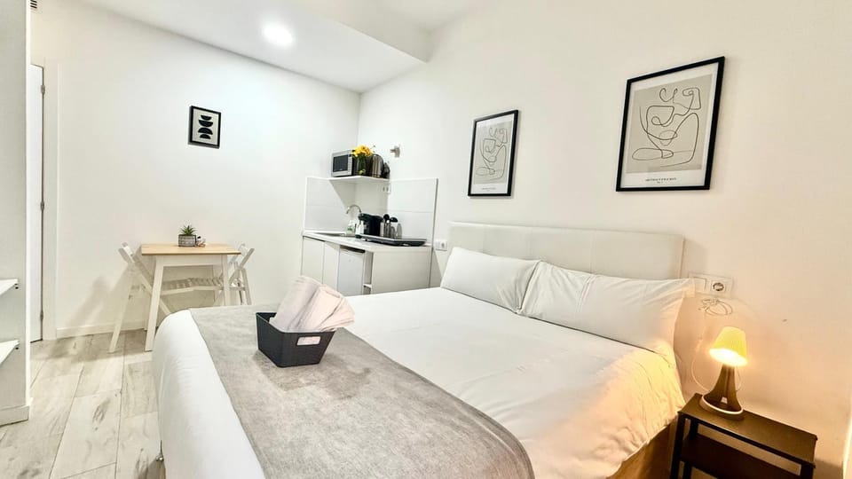 Bed, Kitchen or kitchenette, Photo of the whole room, Seating area, Dining area, Bedroom