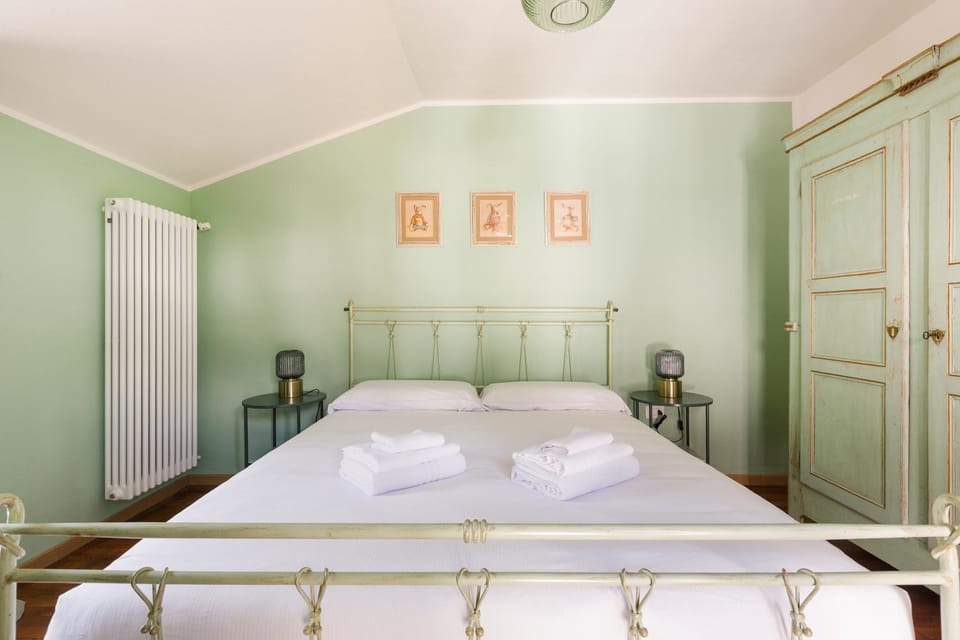 Photo of the whole room, Bedroom, towels, wardrobe