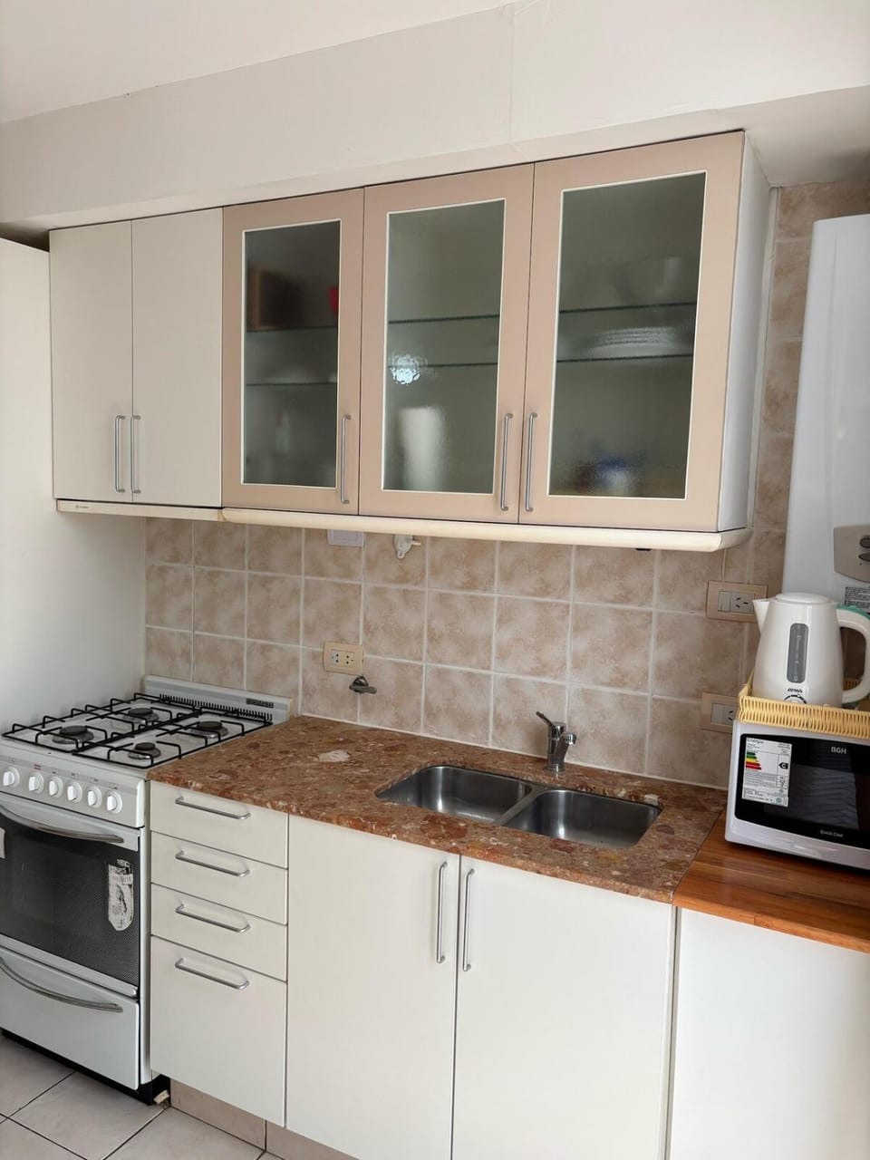 Coffee/tea facilities, Kitchen or kitchenette, microwave, toaster