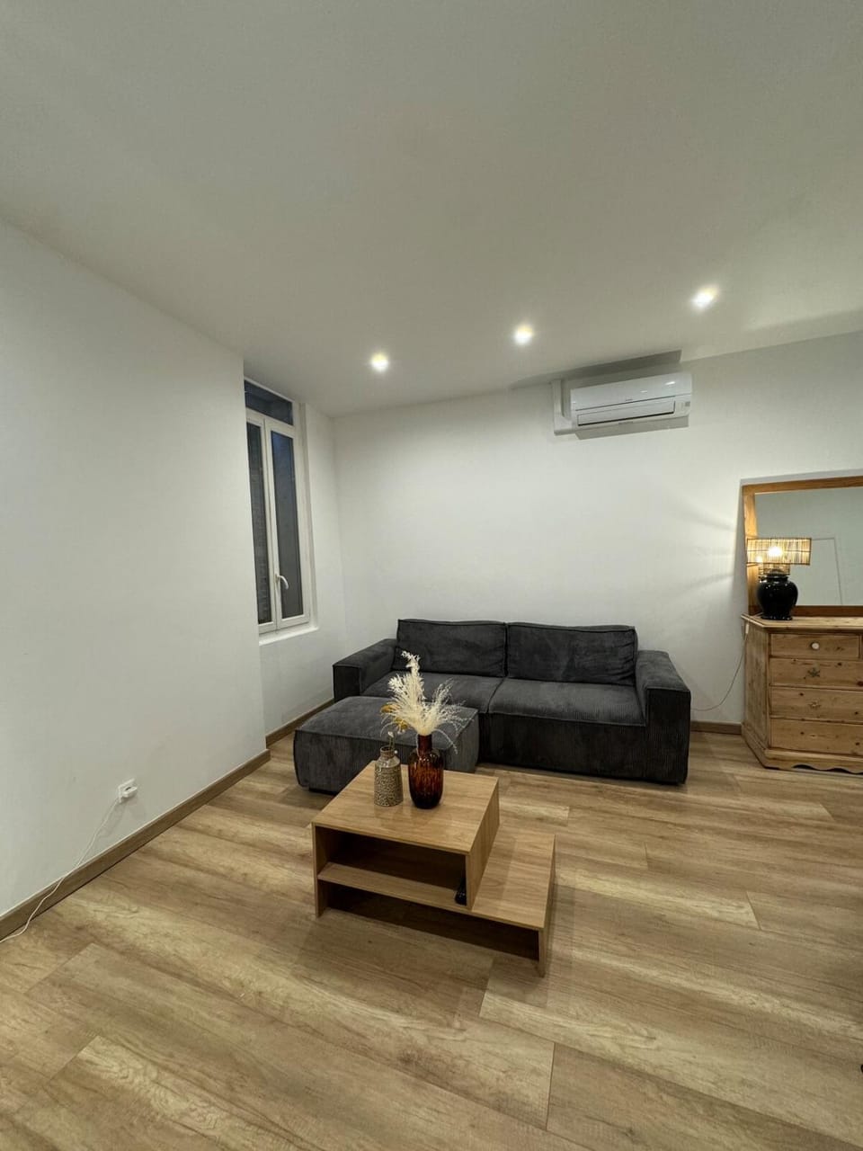 Living room, Seating area, air conditioner