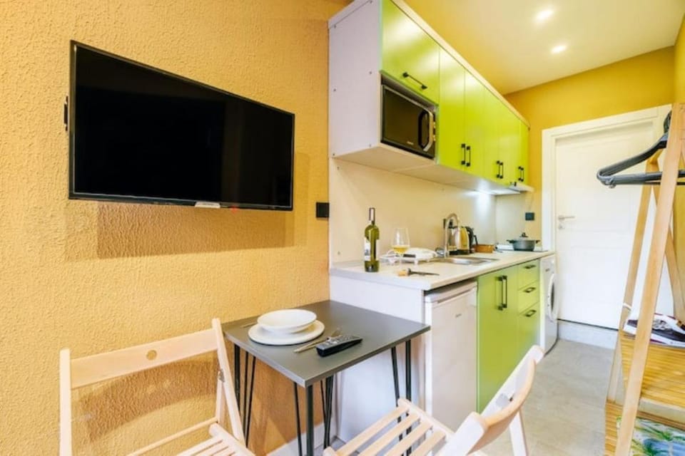 TV and multimedia, Kitchen or kitchenette, Dining area, minibar, stove