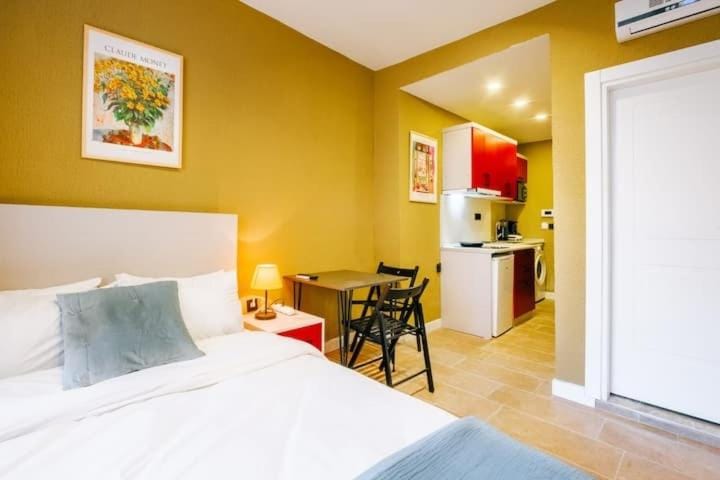 Bed, Kitchen or kitchenette, Photo of the whole room, Dining area, Bedroom, minibar, washing machine, air conditioner