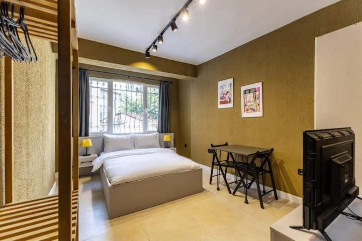 Bed, TV and multimedia, Photo of the whole room, Seating area, Bedroom
