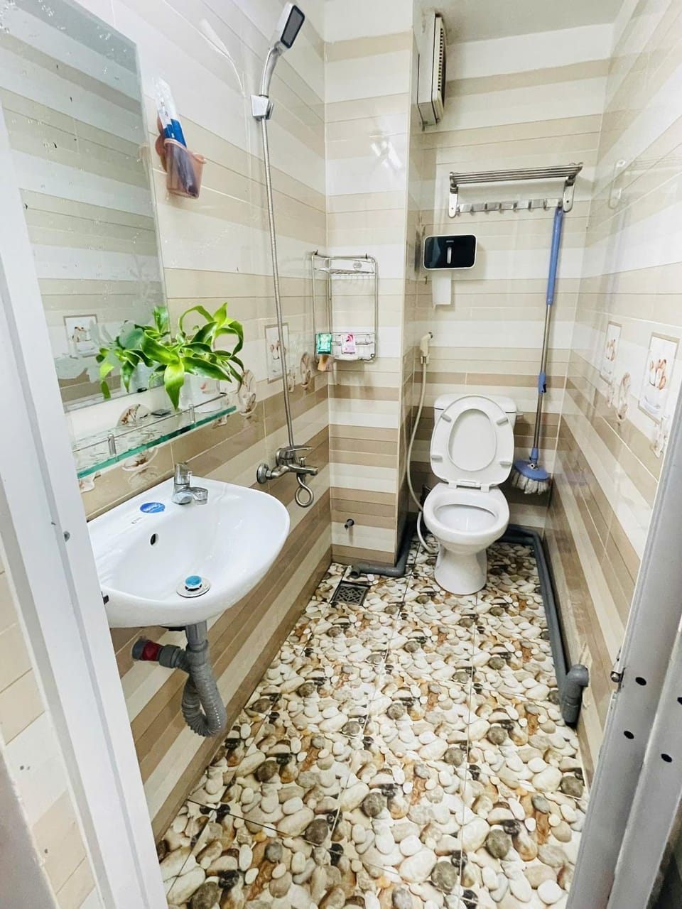 Toilet, bidet, towels