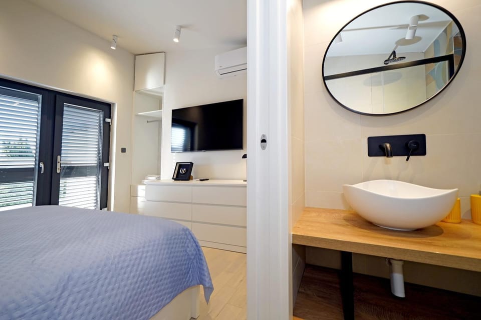 Bed, TV and multimedia, air conditioner