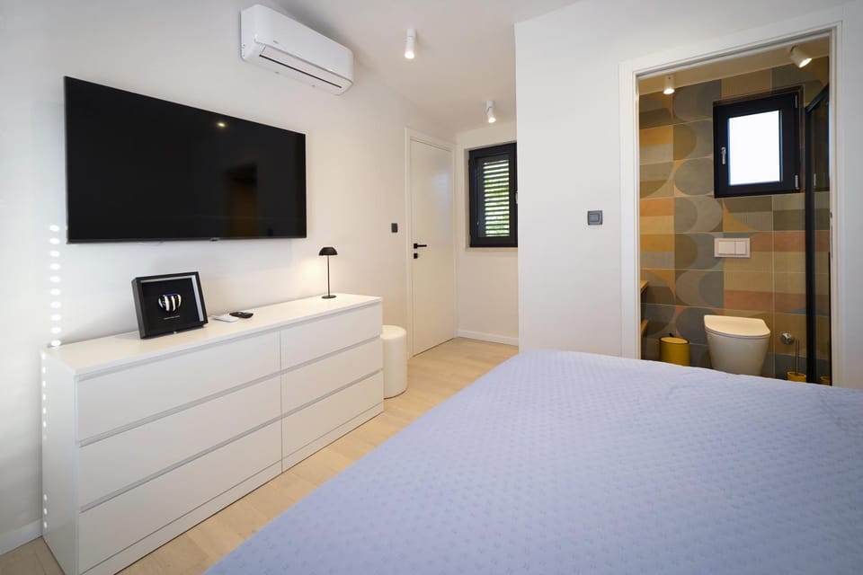 Bed, TV and multimedia, Bedroom, air conditioner