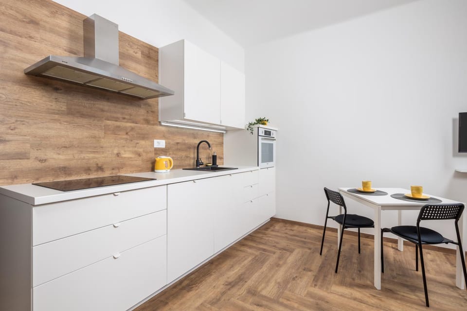 Kitchen or kitchenette, Dining area, oven, stove