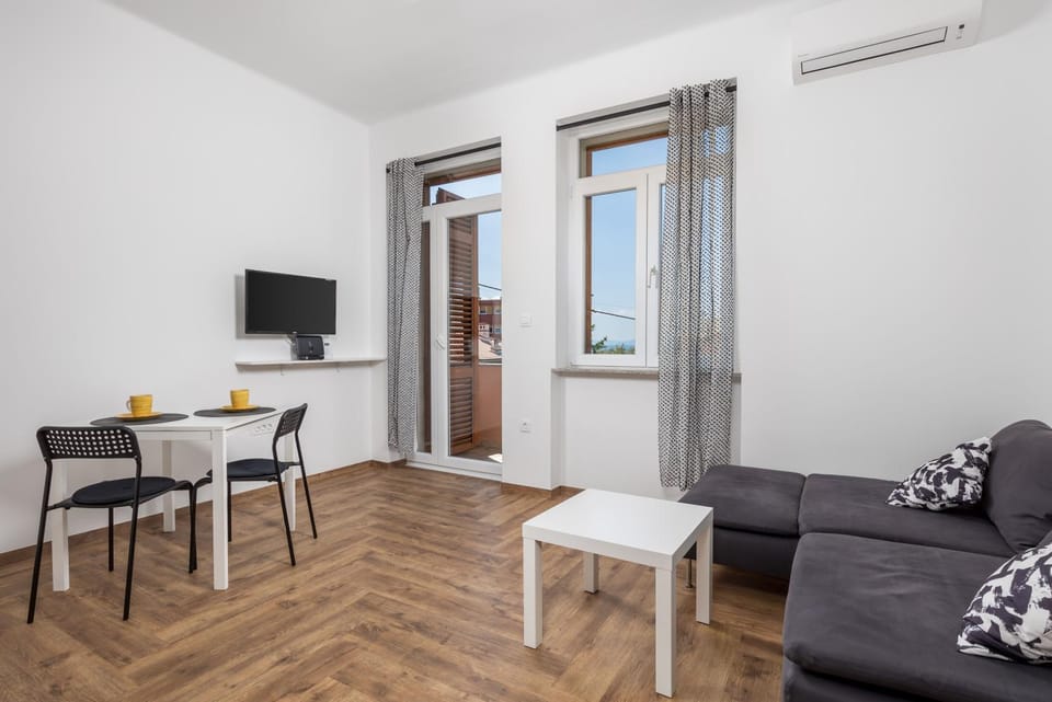 TV and multimedia, Living room, Seating area, Dining area, air conditioner