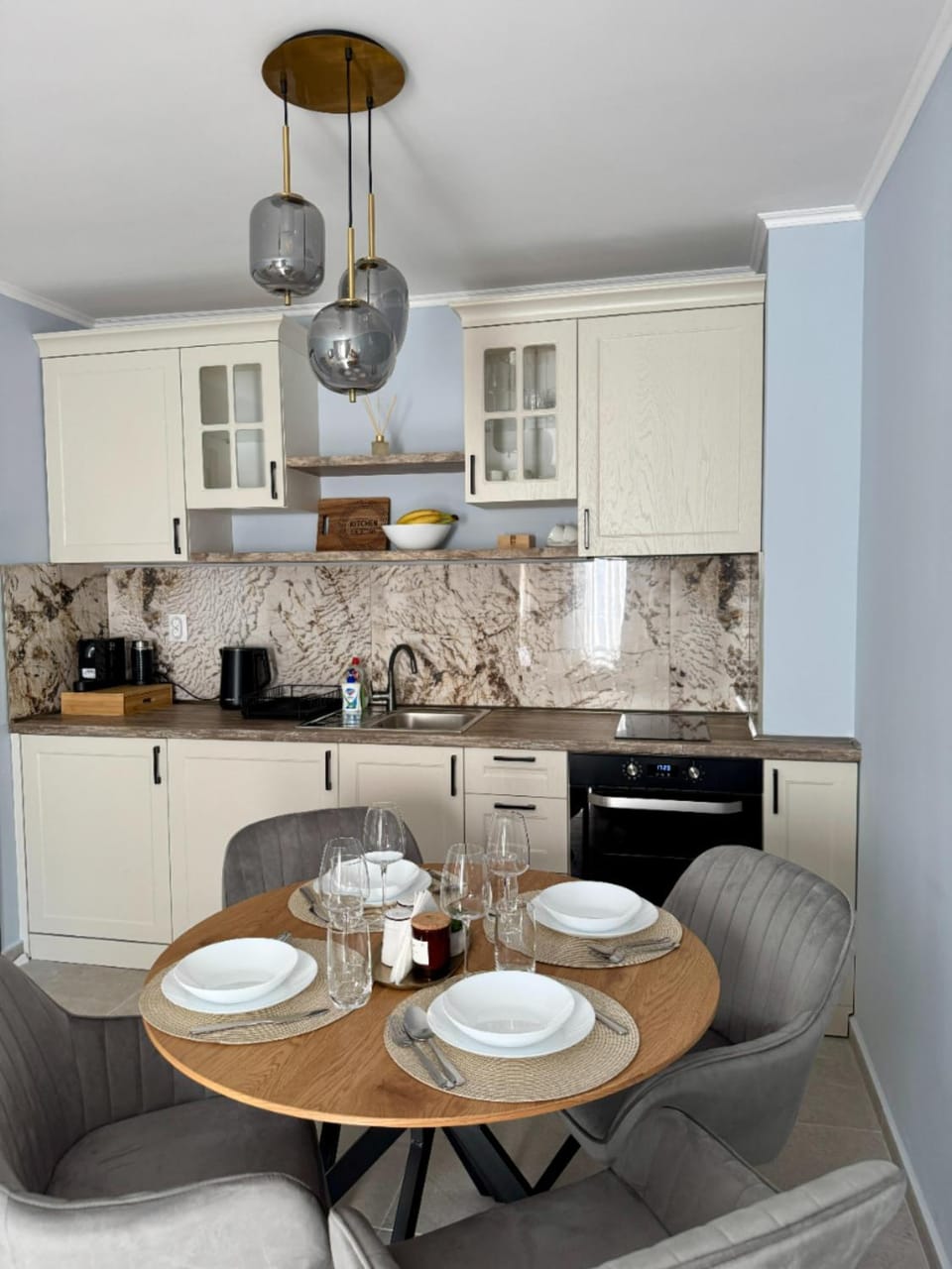 Kitchen or kitchenette, Dining area