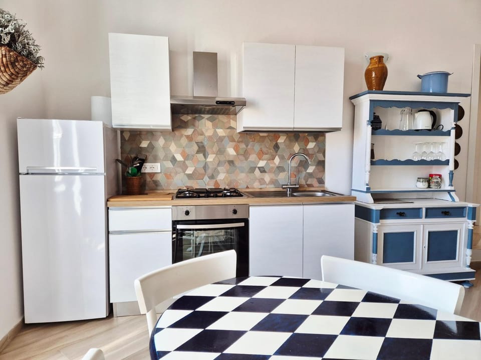 Kitchen or kitchenette, Dining area, oven, stove