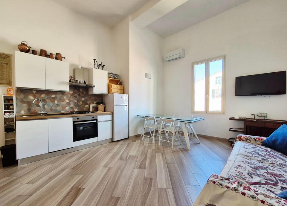 TV and multimedia, Kitchen or kitchenette, Living room, Seating area, Dining area, oven, stove, air conditioner