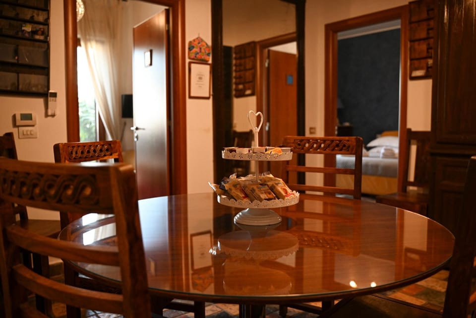 Living room, Food and drinks, Photo of the whole room, Seating area, Dining area, Food