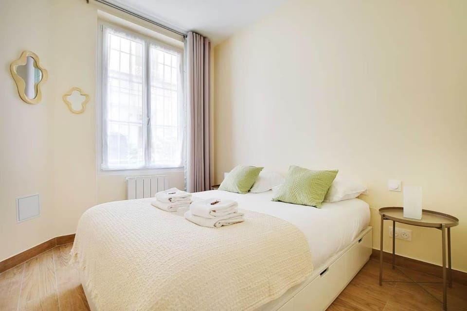 Bed, Bedroom, towels