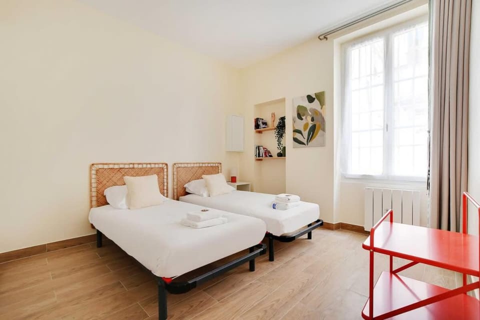 Bed, Bedroom, towels