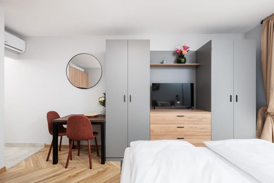 Bed, TV and multimedia, Photo of the whole room, Bedroom, wardrobe, air conditioner