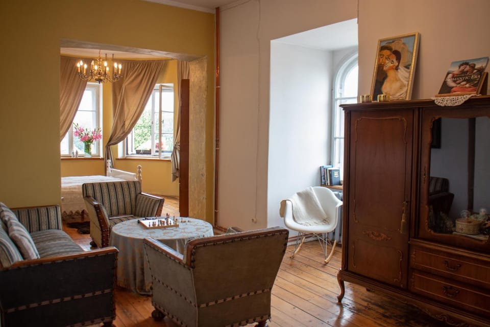 Photo of the whole room, Seating area