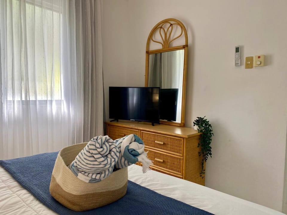 Bed, TV and multimedia, Photo of the whole room, Evening entertainment, Bedroom